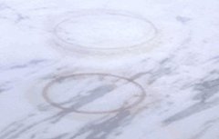 如何輕松去除廚房臺面上干了的醬油漬？